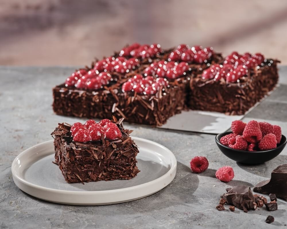 Yumuşacık kek,özel bitter çikolatalı krema ve frambuaz birleşimi. Yaz esintisi yaşatacak enfes uyum.