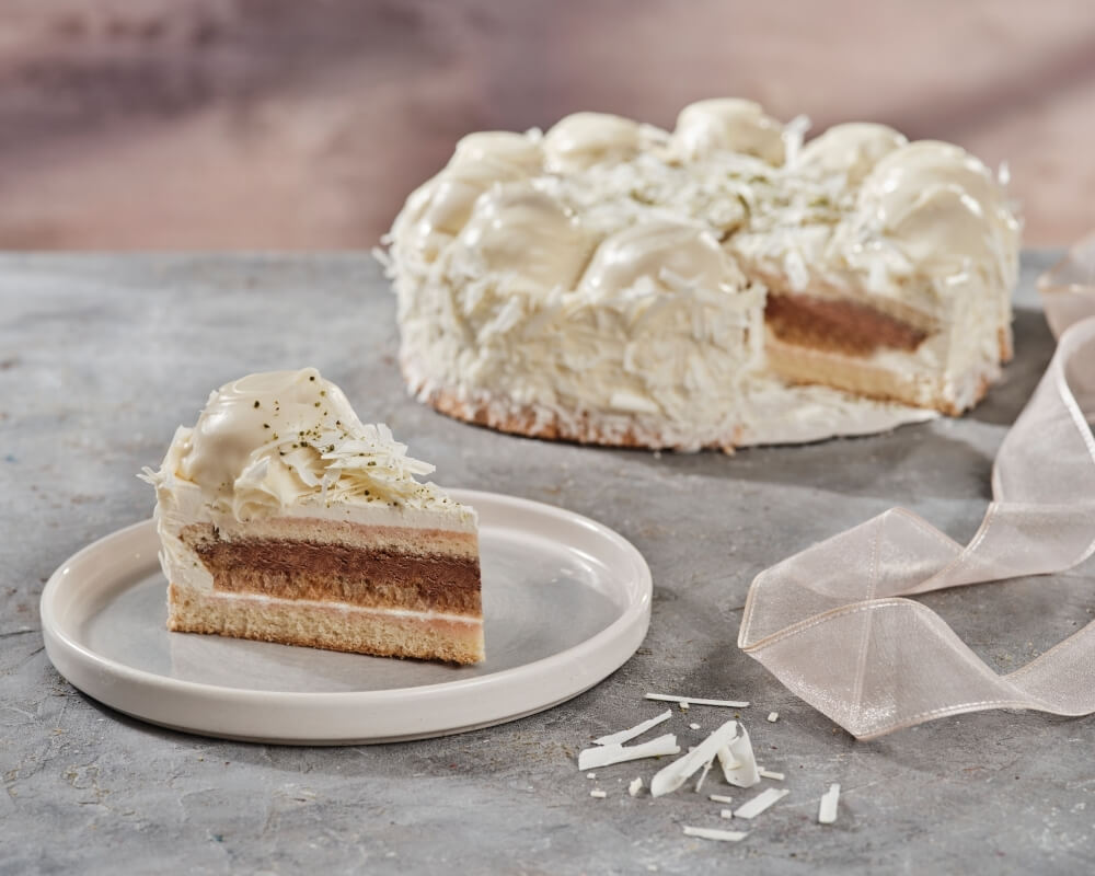 Yoğun beyaz çikolata kreması ve kıtır kıtır profiterol toplarının özel pasta sosuyla kaplandığı karamel tadında ayrıcalıklı bir lezzet