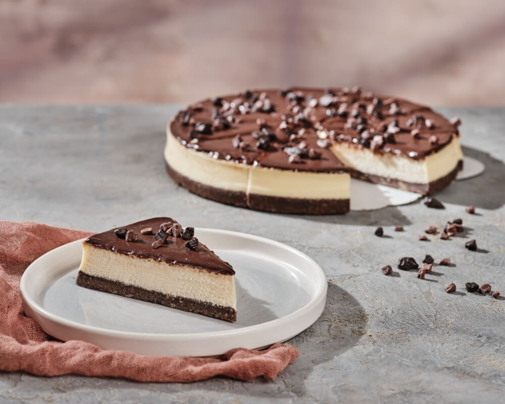 Özel çikolatalı bisküvili taban, gerçek çikolatalı sos ve cheseecake kremasının buluştuğu lezzet.