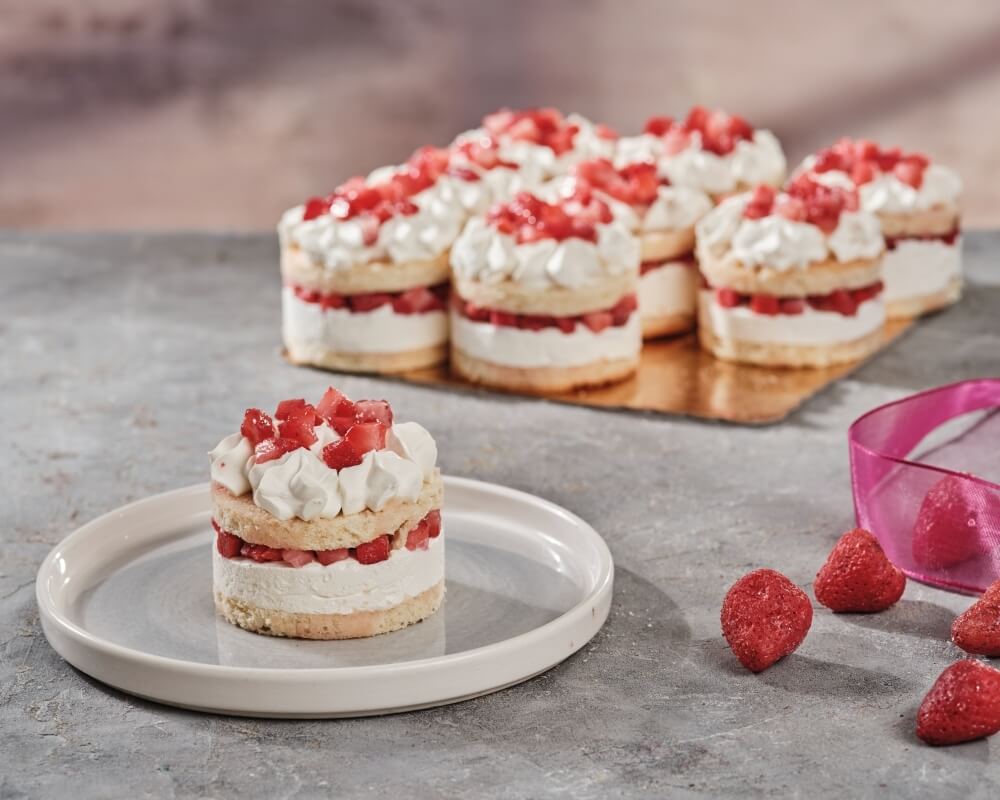 Lezzetli kreması ve taptaze çilek parçalarıyla hazırlanmış enfes pasta.