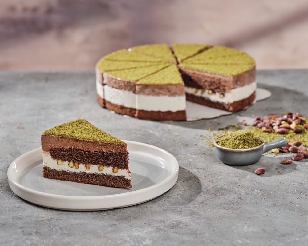 Yumuşacık pandispanya üzerinde özel reçetelerle hazırlanmış siyah ve beyaz krema, gerçek antep fıstığı ile.