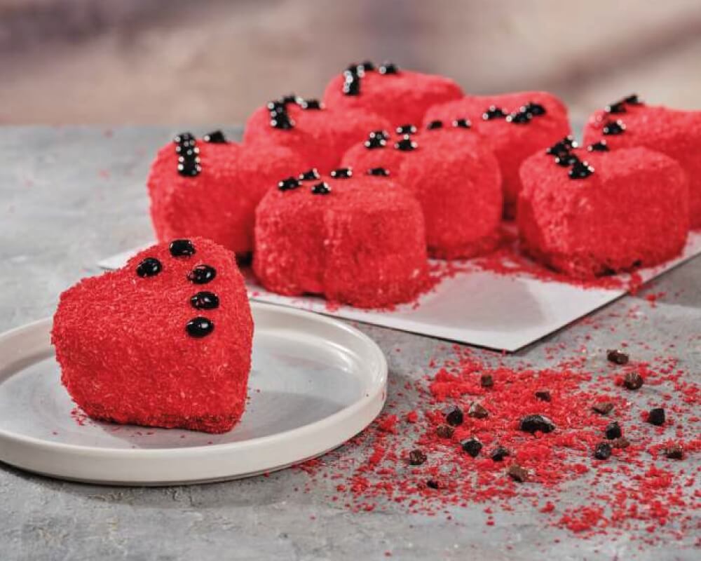 Frambuaz aroması beyaz çikolata uyumu ile yumuşacık kek birleşiminde eşsiz lezzet.