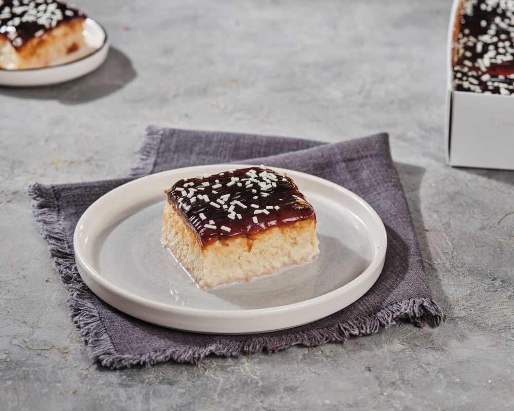 Sütlü kremasıyla yumuşatılmış kadifemsi kek ve üzerinde frambuaz lezzeti.