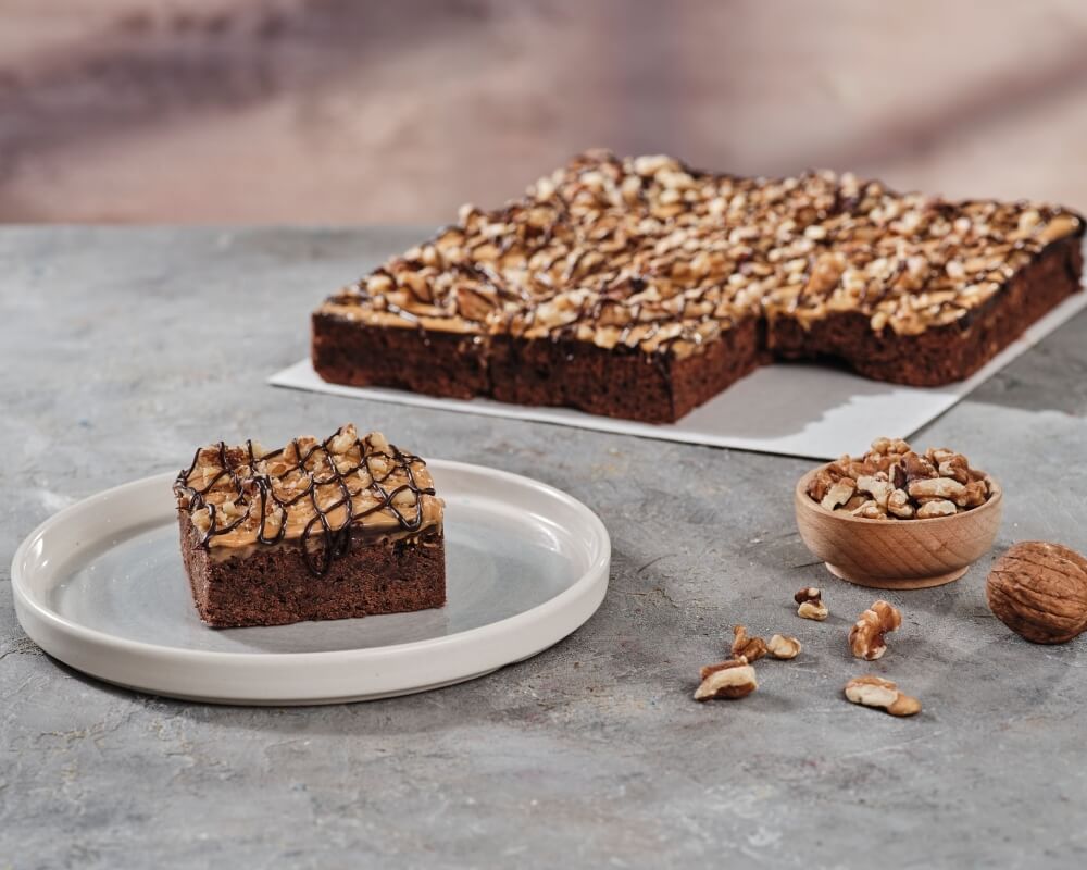 Bitter çikolatasıyla yapılan brownie pasta ve üzerinde özel karamel sosunun harika lezzeti.