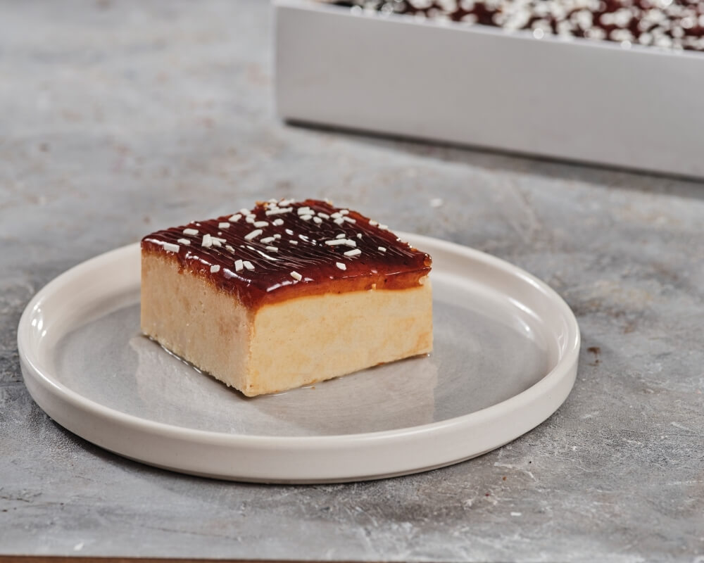 Sütlü kremasıyla yumuşatılmış kadifemsi kek ve üzerinde karamel lezzeti.