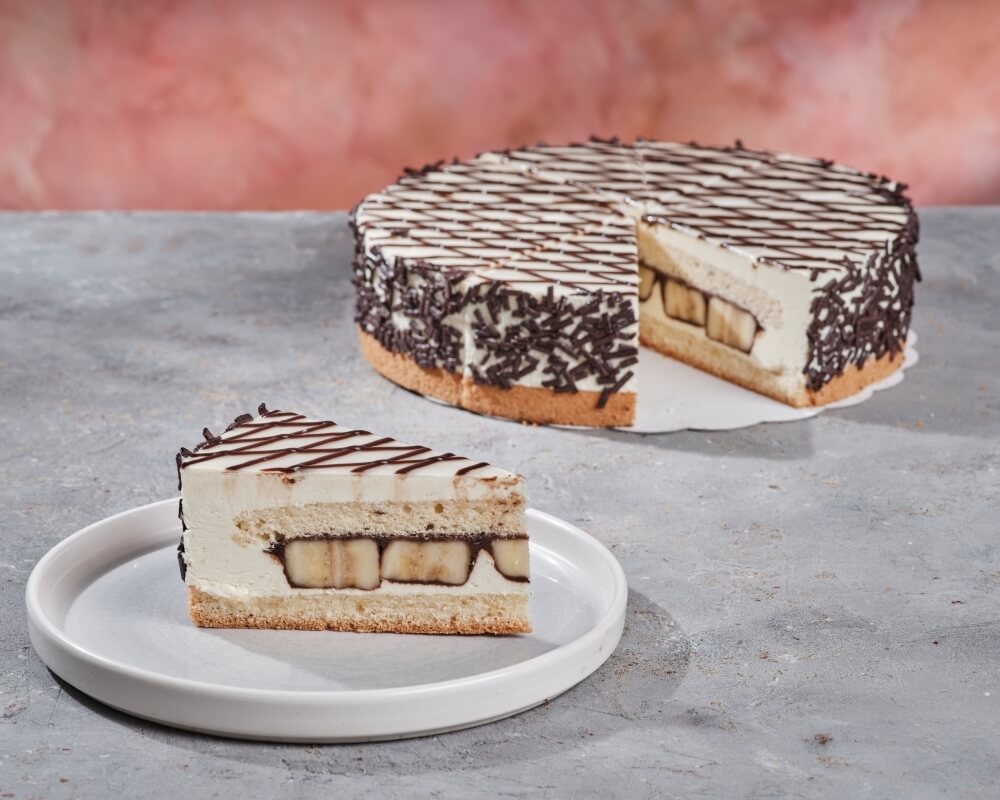 Muz parçacıkları ve muzlu özel kremanın pastayla buluşması. Hafif pasta severlerin rahatlıkla tüketebileceği muhteşem lezzet.