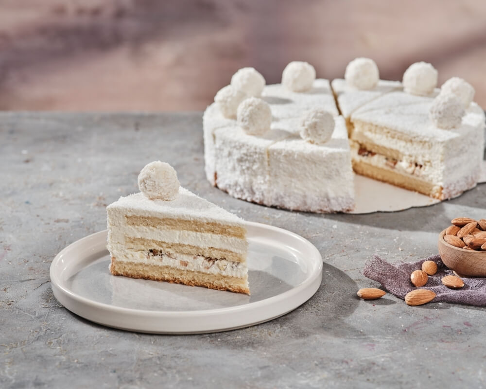 Yumuşacık bademli kek katmanları arasında özel muss ve dışında hindistan cevizinin profesyonel tariflerle birleştiği lezzet.​​​​​​​