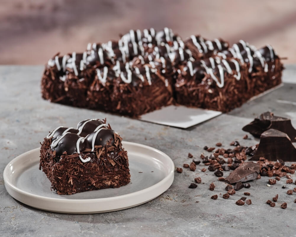 Kakaolu kek, kremalı profiterol topları ve bitter çikolata soslu mono pasta.