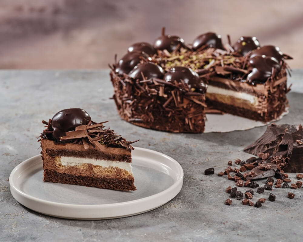 Kakaolu kek, kremalı profiterol topları ve bitter çikolata sosu ile eşsiz bir lezzet. Yoğun çikolata severler bu tad tam da size göre.