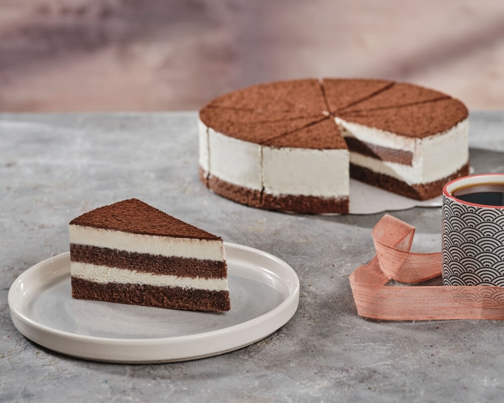 Kahve aroması ile tatlandırılmış pandispanya arasında özel peynir dolgusuyla aslını aratmayacak enfes tiramisu