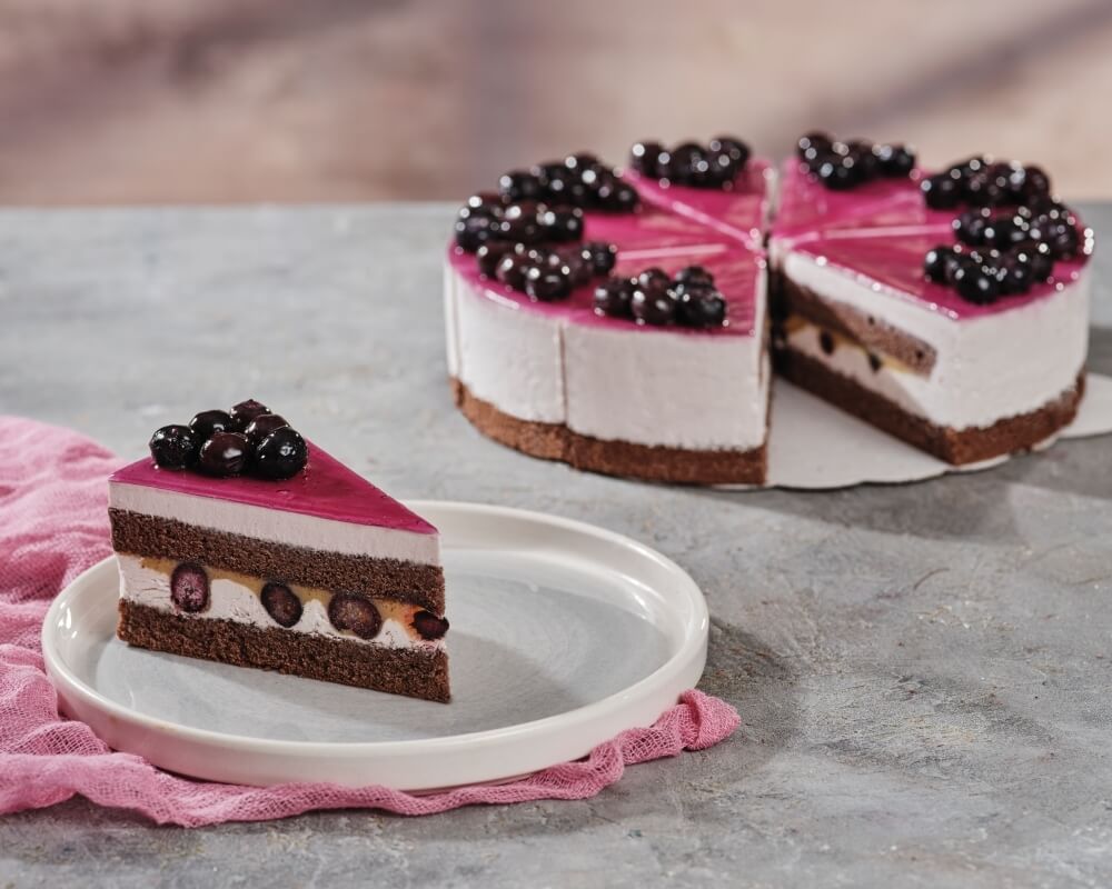 Enfes kek katmanları arasında özel yaban mersinli krema ve taze yaban mersinleriyle hazırlanmış benzersiz lezzet