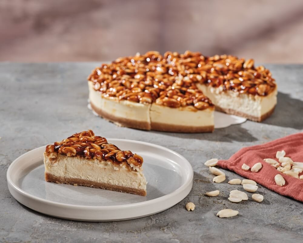 Özel bisküvi ile yapılan taban ve fırınlanmış cheesecake kremasının yer fıstığı ve karamel ile buluştuğu eşsiz lezzet.